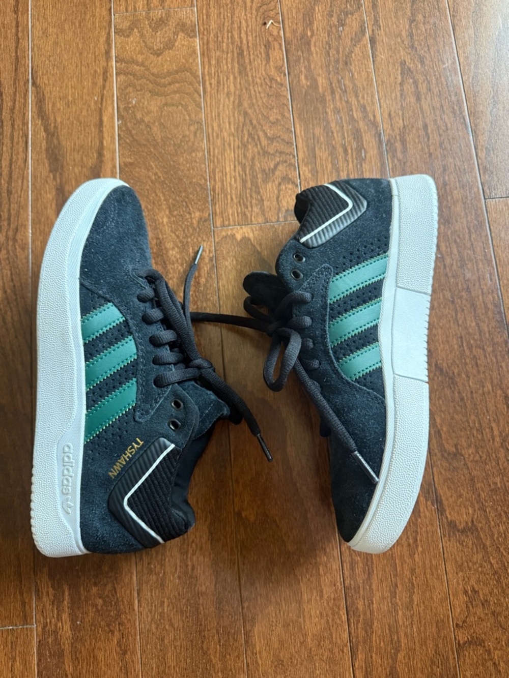 adidas Kids Black Tyshawn Skate shoes size 6 EUC